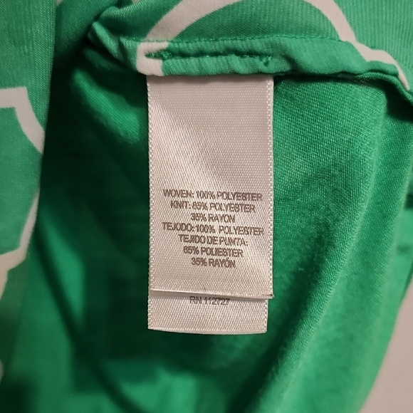 Green Sleeveless Blouse with Pleated Design and Mandarin Collar - Picture 3 of 4